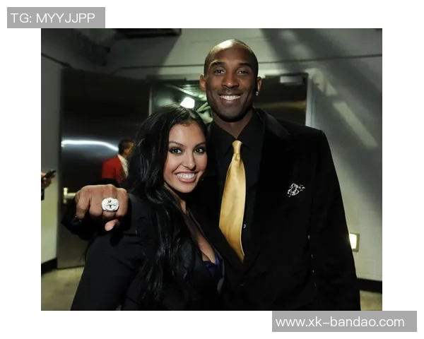 瓦妮莎分享与科比年轻时合照感动众人祝福情人节快乐